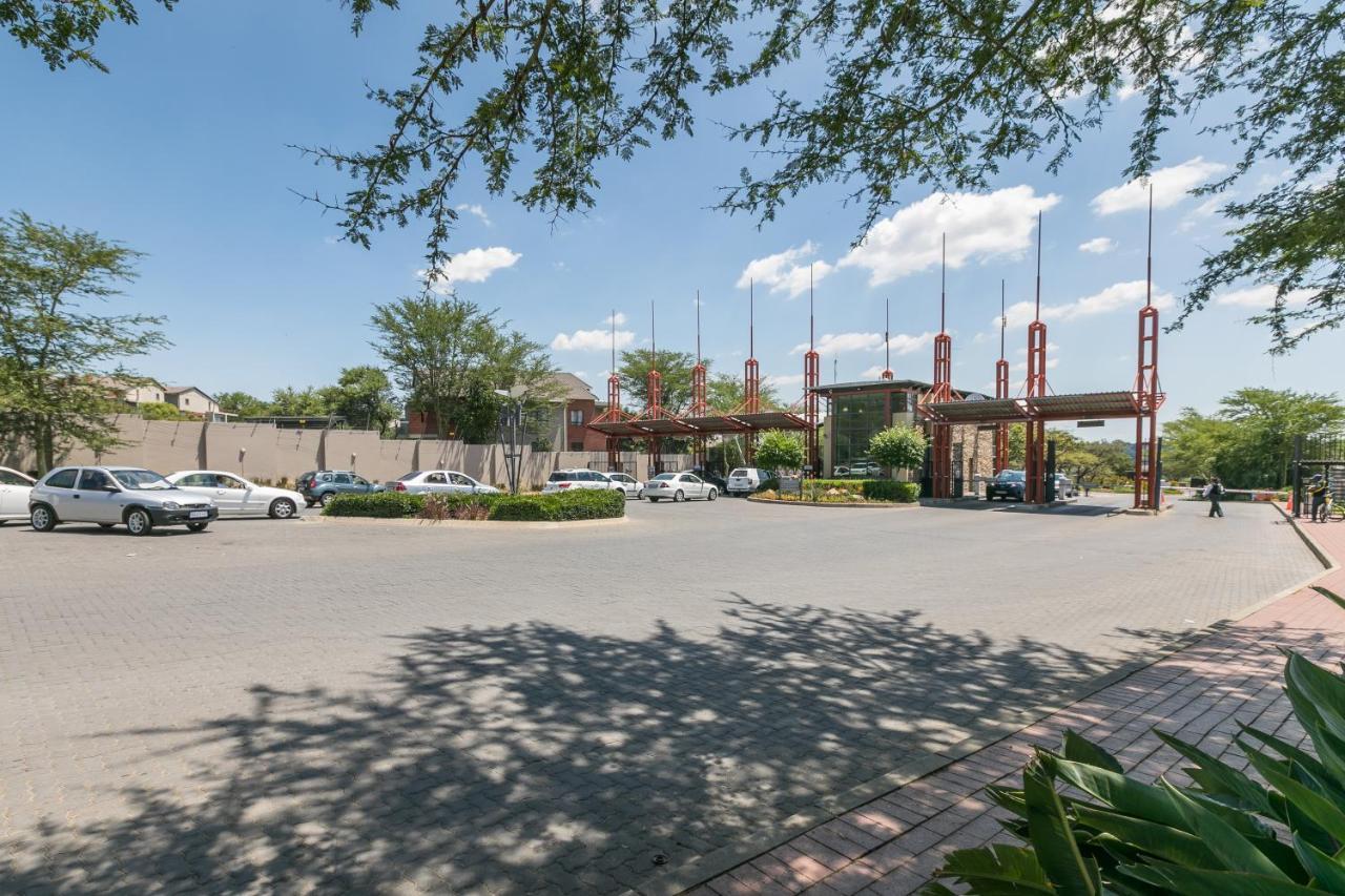 Modern Apartment In A Secure Golf Estate.Wifi Roodepoort Exteriér fotografie